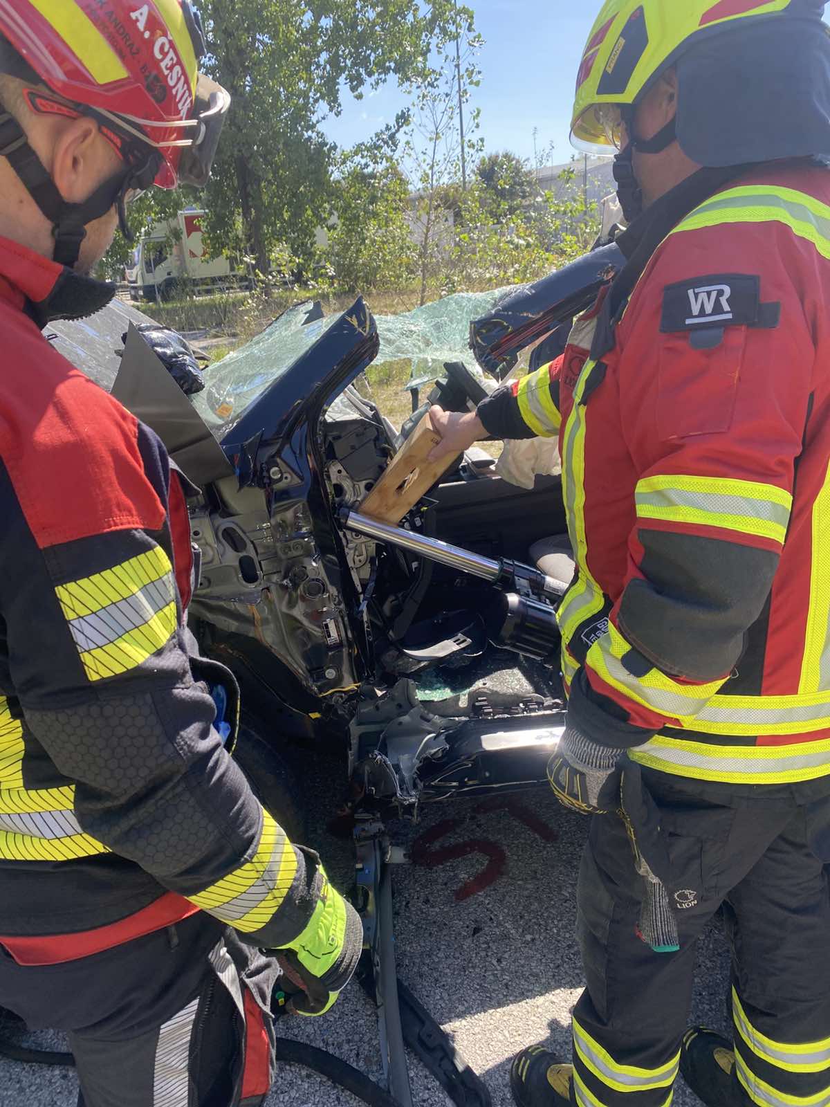 Tehnično reševanje ob prometnih nesrečah električnih in hibridnih vozil